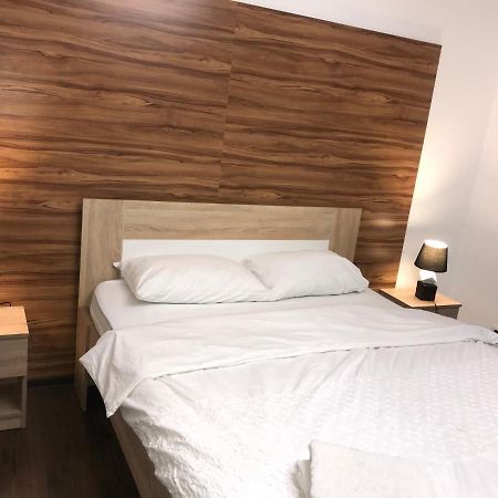 Naberezhna 10, Central Lutsk Apartment Bagian luar foto