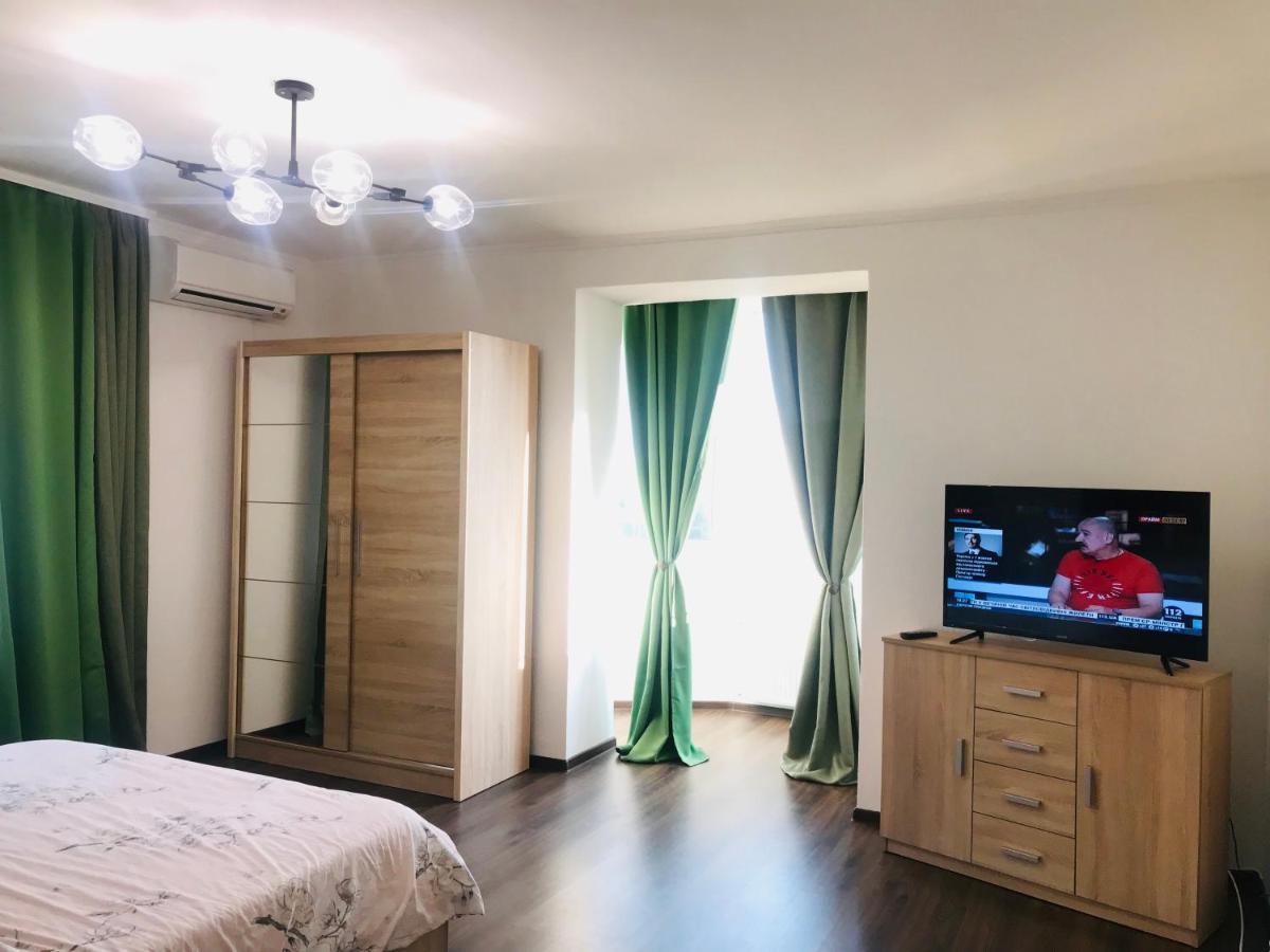 Naberezhna 10, Central Lutsk Apartment Bagian luar foto